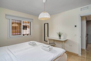 3 عدّة غرف نوم ومكواة/لوح كي وواي فاي مجانًا وملاءات أسرّة