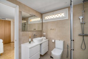 Ducha, secador de pelo y toallas