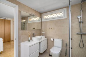 Shower, hair dryer, towels - Beachclose family apt by Costarentals - Ref 185 (Benalmádena)