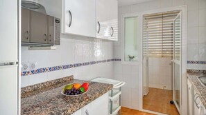 Kjøleskap, mikrobølgeovn, ovn og oppvaskmaskin