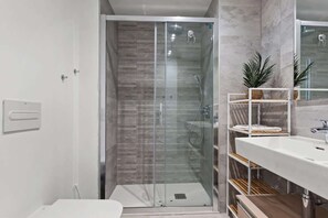 Dusche, Haartrockner, Handtücher