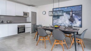 Kjøleskap, mikrobølgeovn, ovn og oppvaskmaskin