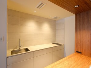 Kühlschrank, Mikrowelle, Herdplatte, Kochgeschirr/Geschirr/Besteck