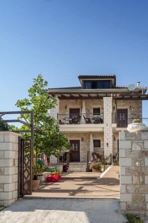 Exterior - Fegaropetra studios (Igoumenitsa)