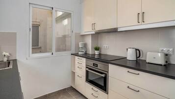 Een koelkast, een microgolfoven, een oven, een kookplaat