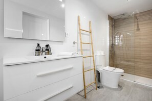 Een bad, een haardroger, een bidet, handdoeken
