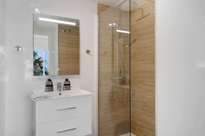 Badekar, hårføner og håndklær