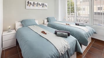 2 slaapkamers, een strijkplank/strijkijzer, gratis wifi, beddengoed