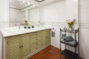 Ducha, secador de pelo y toallas