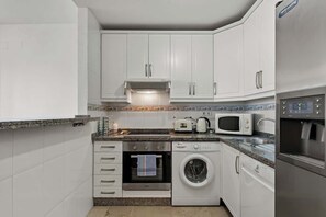 Kjøleskap, mikrobølgeovn, ovn og oppvaskmaskin