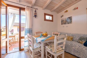 Dining - Apartment 'Perla Marina' with Balcony, Wi-Fi and Air Conditioning (Isola Rossa)