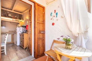 Dining - Apartment 'Perla Marina' with Balcony, Wi-Fi and Air Conditioning (Isola Rossa)