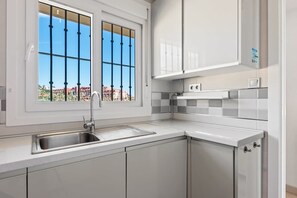 Kjøleskap, mikrobølgeovn, ovn og oppvaskmaskin