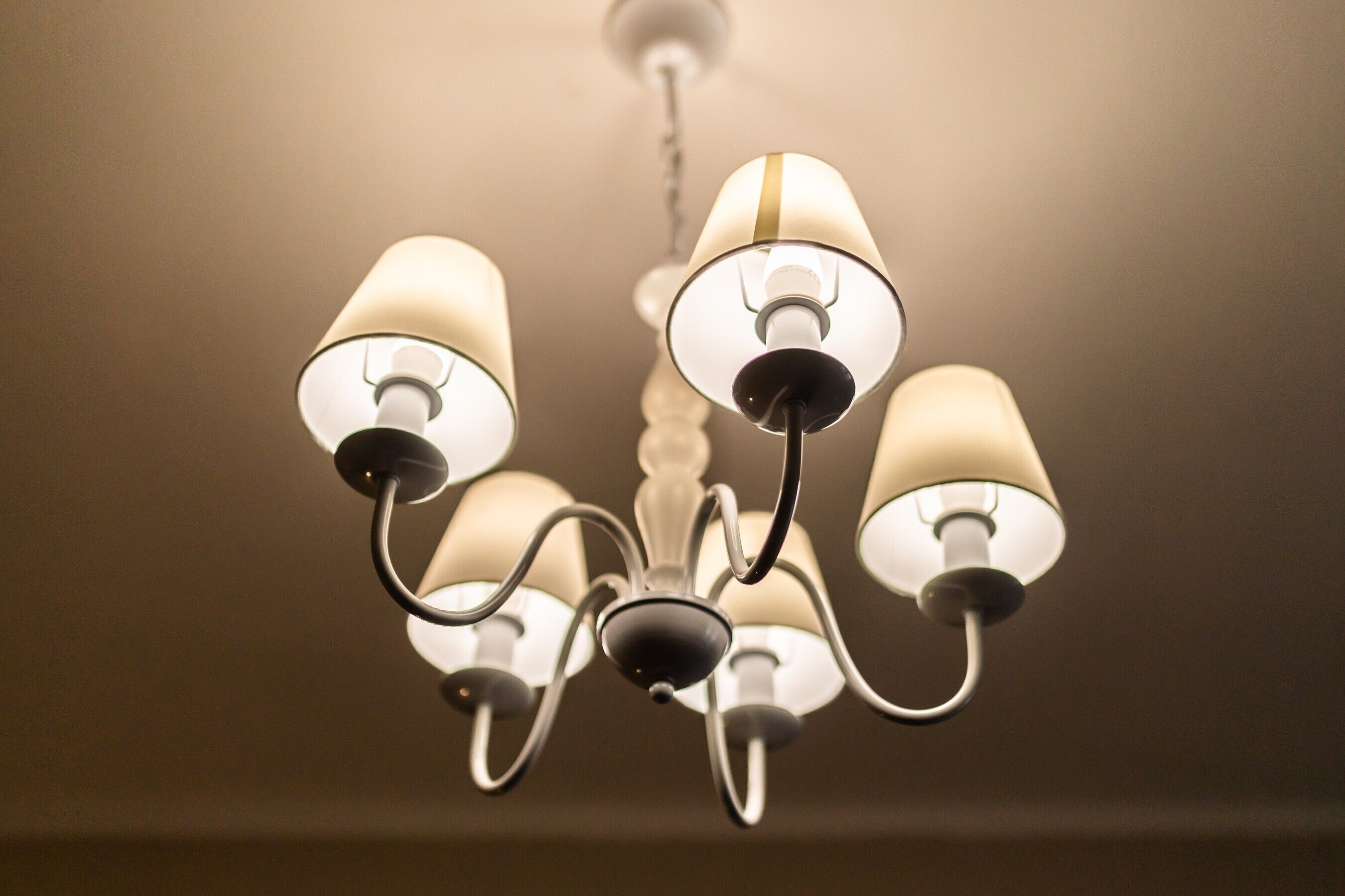 Un lustre doté de plusieurs points lumineux.