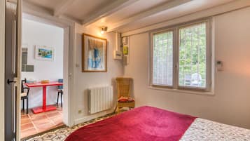 1 habitación, tabla de planchar con plancha, wifi gratis y ropa de cama