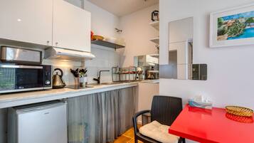 Fridge, microwave, stovetop, coffee/tea maker