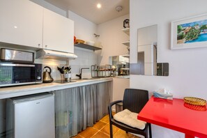 Refrigerador, microondas, placa de cocina, cafetera/tetera