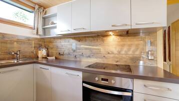 Fridge, oven, stovetop, dishwasher