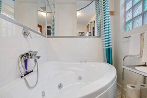 Badewanne, Haartrockner, Handtücher