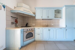 Frigorifero, forno, piano cottura, lavastoviglie