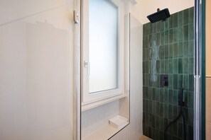 Een douche, een haardroger, handdoeken