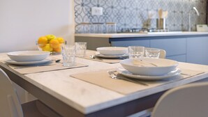 A modern kitchen with a marble countertop, a sink, and a backsplash with a geometric pattern. - ‘Victoria Family’ Apartment with Balcony, Wi-Fi & Air Conditioning (Diano Marina)