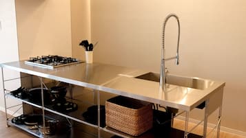 冰箱、微波炉、炉灶、厨具/餐具