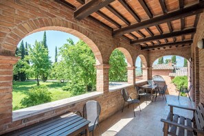 Outdoor dining - Farmhouse "Il Greppo - Nobile" with Shared Pool, Shared Terrace & Wi-Fi (Montepulciano)