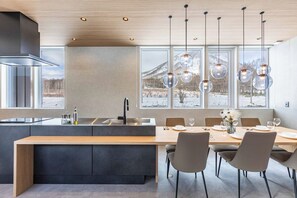 Frigorifero, microonde, piano cottura, pentole/stoviglie/utensili