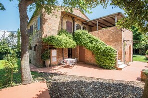 Outdoor dining - Farmhouse "Il Greppo - Aleatico" with Shared Pool & Shared Garden (Montepulciano)