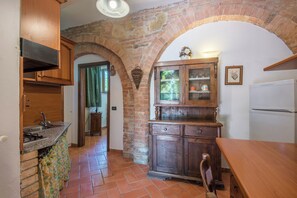 Fridge, stovetop, coffee/tea maker, cookware/dishes/utensils - Farmhouse "Il Greppo - Aleatico" with Shared Pool & Shared Garden (Montepulciano)