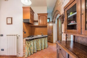 Kühlschrank, Herdplatte, Wasserkocher mit Kaffee-/Teezubehör