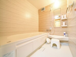 Secador de pelo, toallas, jabón, shampoo