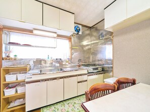 Fridge, microwave, stovetop, electric kettle - Kokoyui Katsuura Shimozato Building B A compact house for a small number of people / Higashimuro-gun Wakayama (Higashimuro-gun)