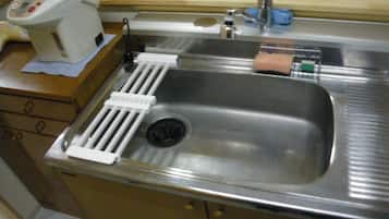 Kühlschrank, Mikrowelle, Wasserkocher, Kochgeschirr/Geschirr/Besteck
