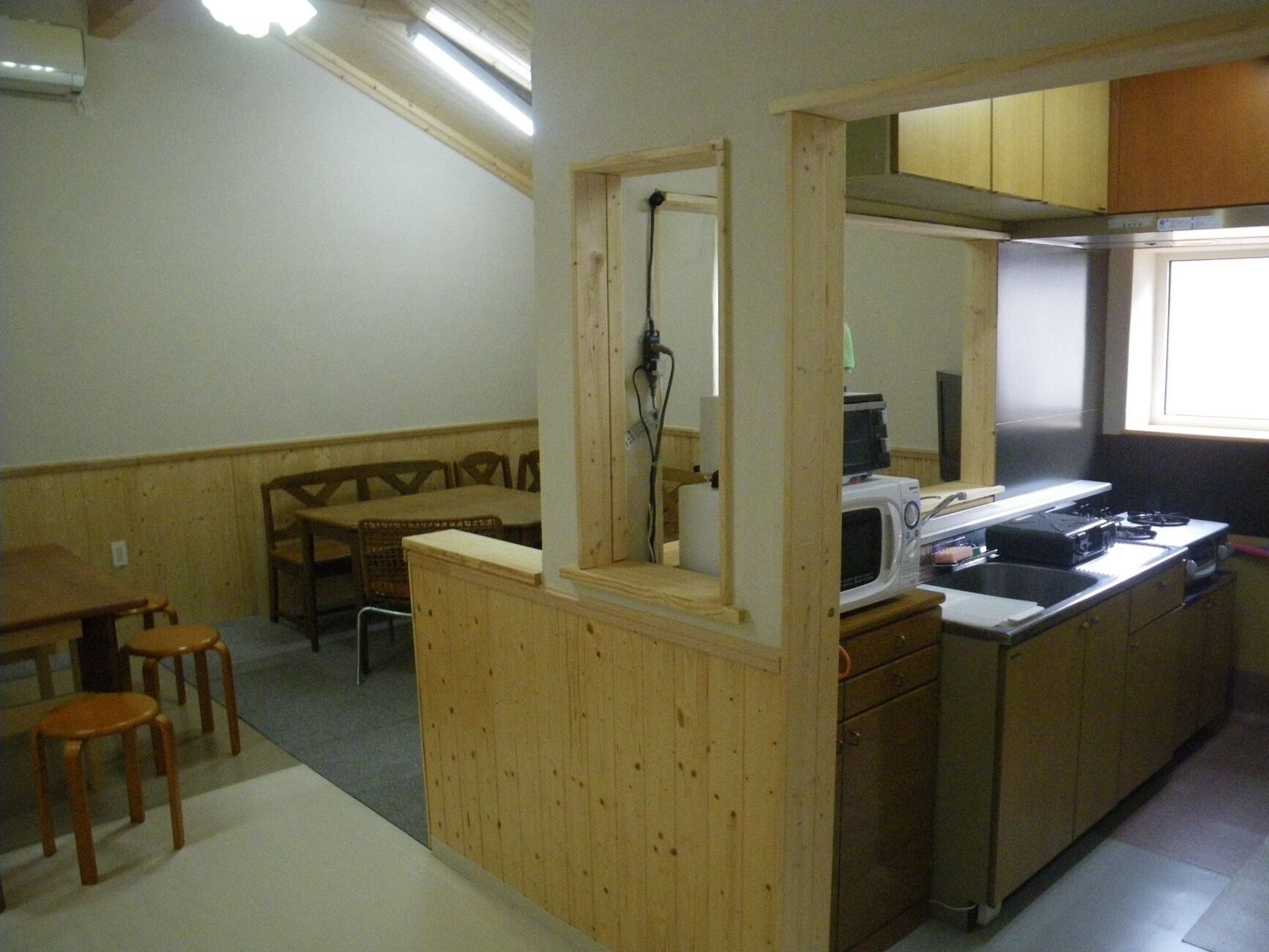 Refrigerador, microondas, tetera eléctrica y utensilios de cocina 