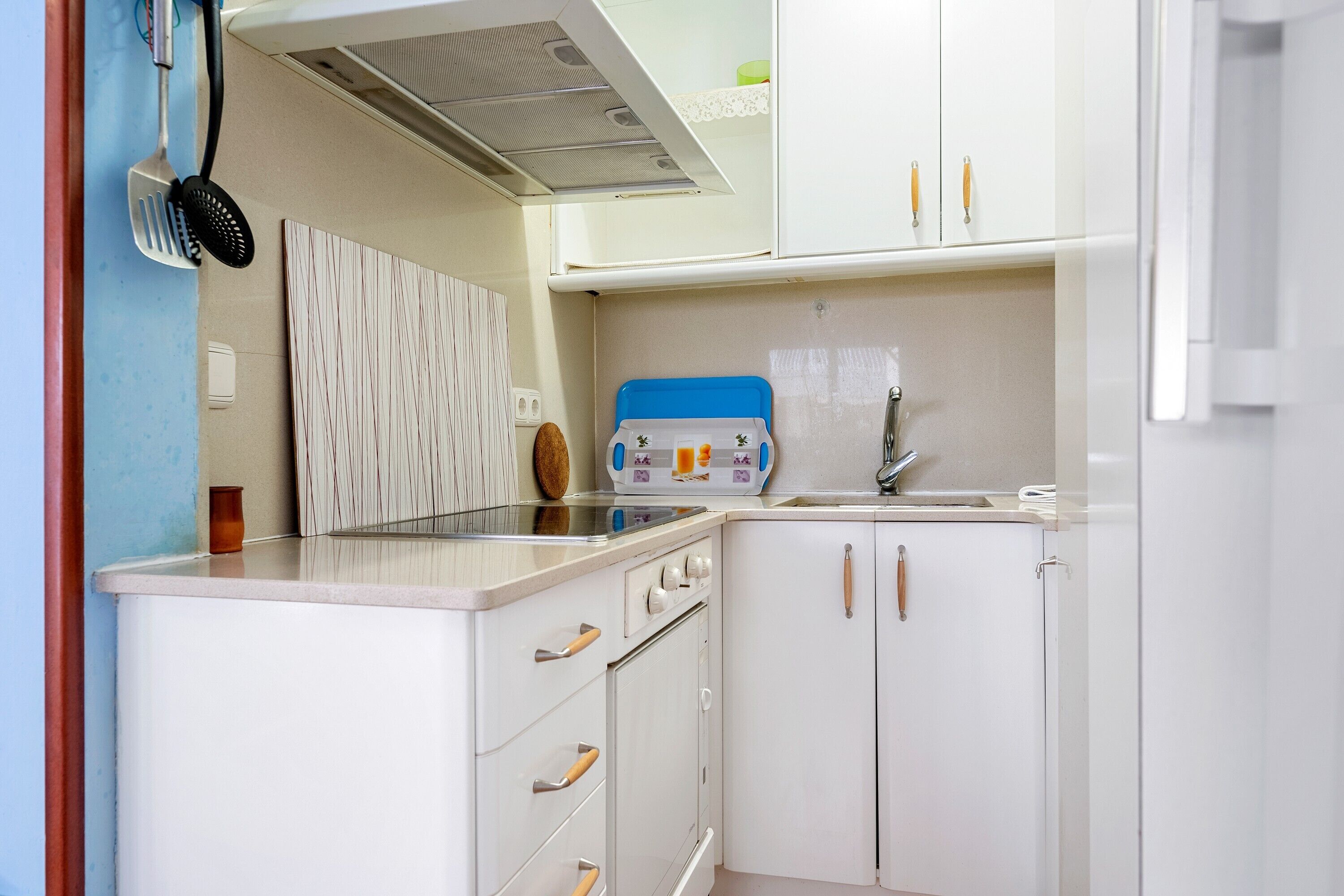 Kjøleskap, mikrobølgeovn, kokeplater og oppvaskmaskin