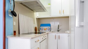 Kjøleskap, mikrobølgeovn, kokeplater og oppvaskmaskin
