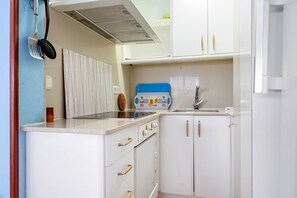 Fridge, microwave, stovetop, dishwasher - Apartment 'Nexo' with Private Terrace, Balcony, and Wi-Fi (Salou)