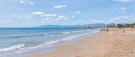 Una spiaggia nelle vicinanze