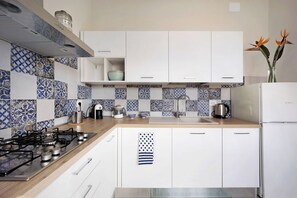 Frigorifero, microonde, forno, piano cottura