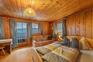 TV, fireplace - Holiday Home "Oberhof Bauernhaus" with Mountain View, Garden & Wi-Fi (Vallarga)