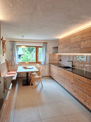 Fridge, oven, stovetop, dishwasher - Holiday Home "Oberhof Bauernhaus" with Mountain View, Garden & Wi-Fi (Vallarga)