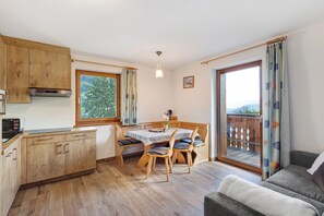 Interior - Apartment "Oberhof Lärchenwald" with Mountain View, Balcony & Wi-Fi (Vallarga)