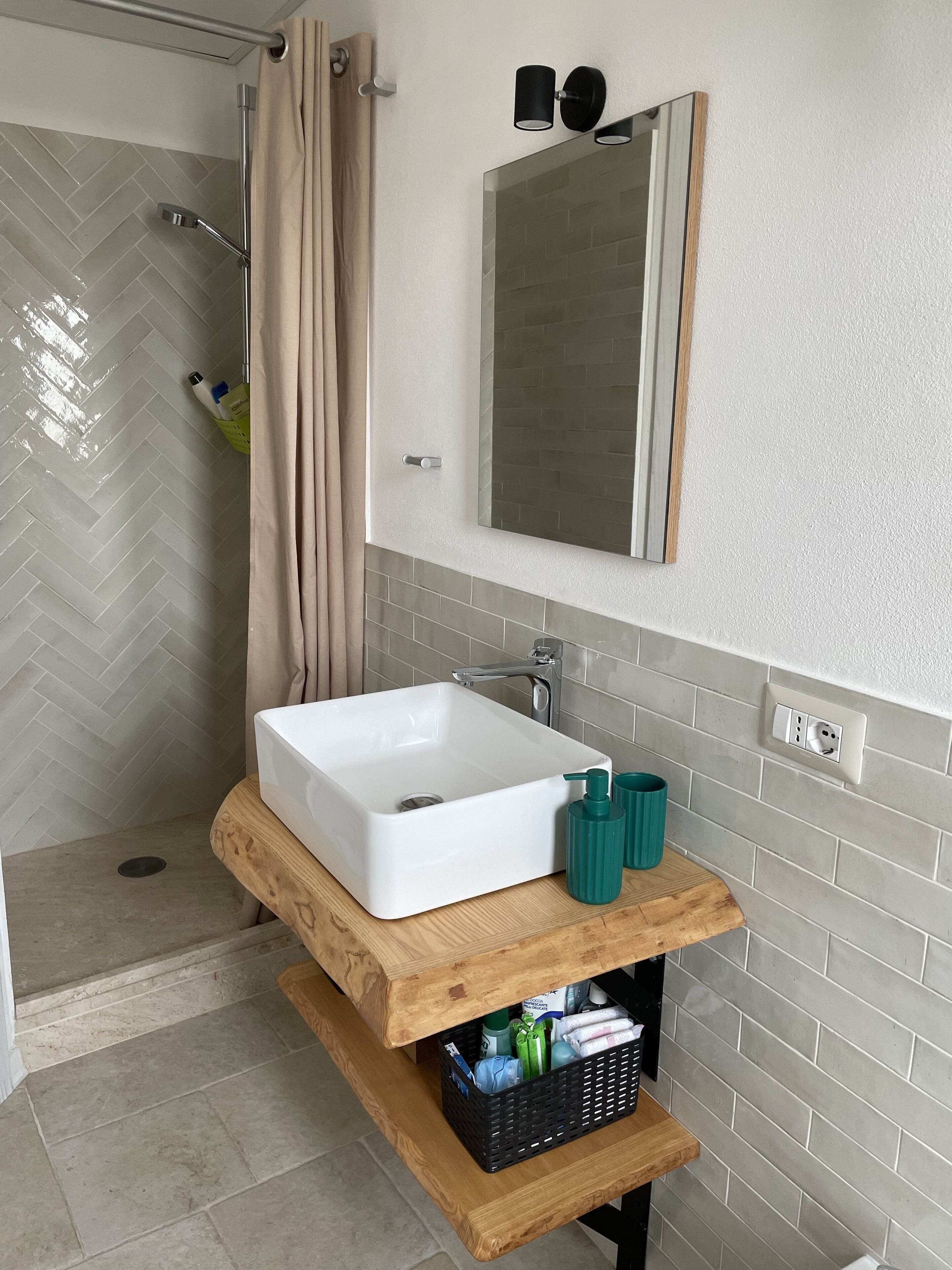 Apartment with large terrace overlooking the sea