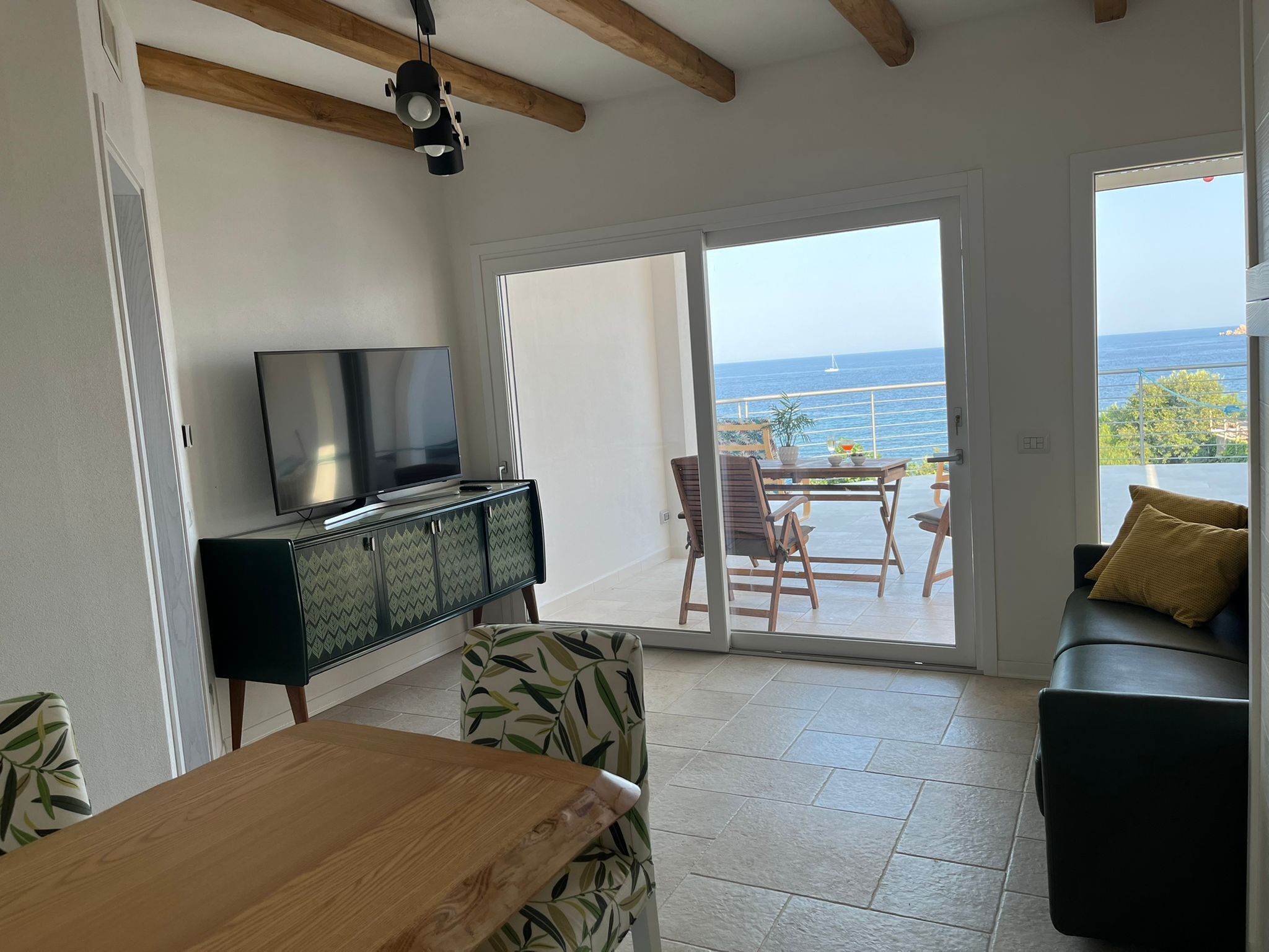 Apartment with large terrace overlooking the sea