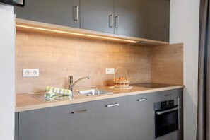 Jääkaappi, uuni, liesi, astianpesukone