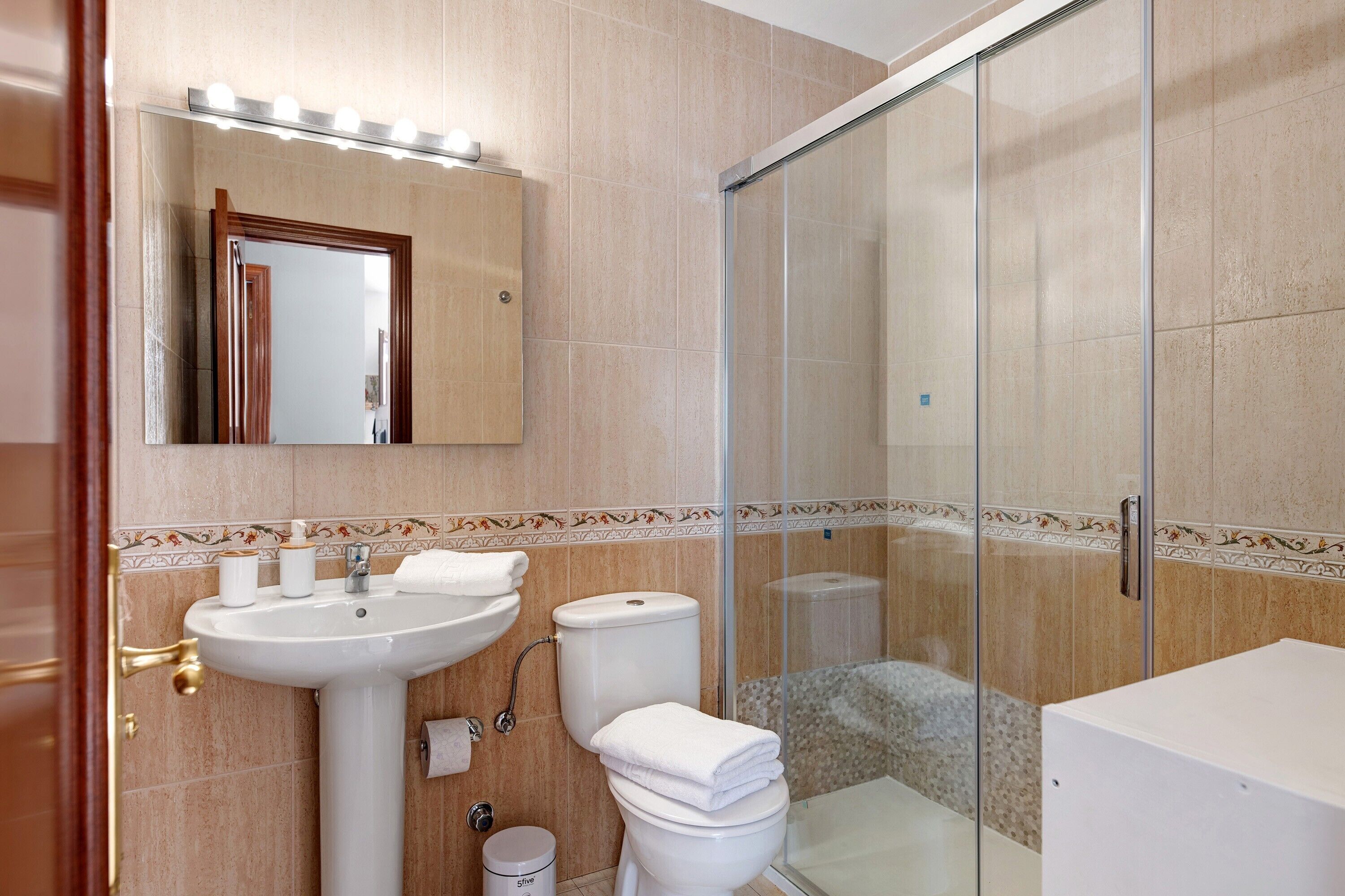 Een douche, een haardroger, handdoeken