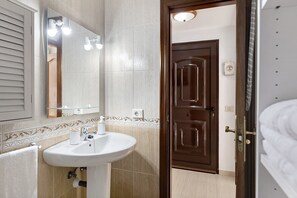 Regadera, secadora de cabello, toallas 