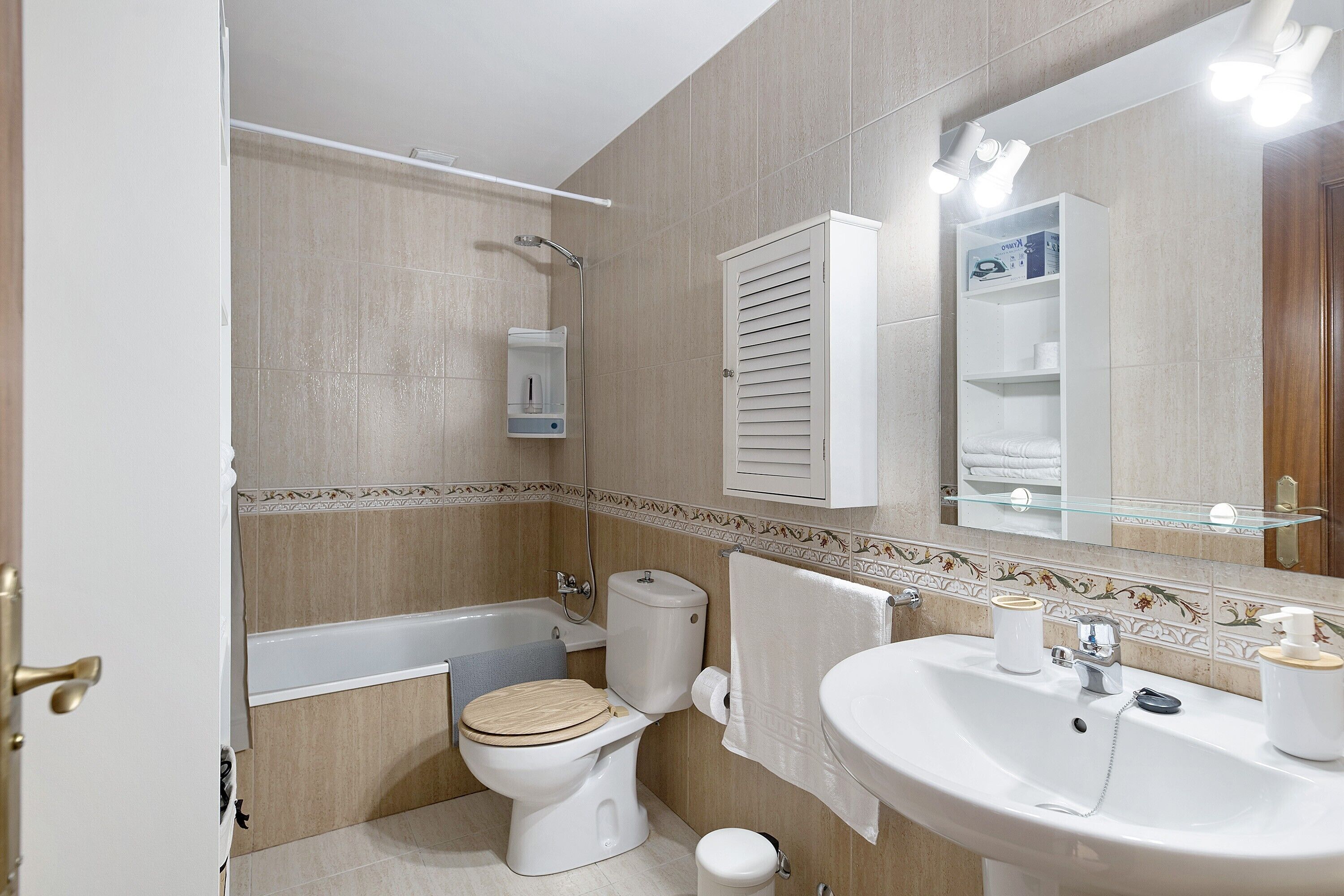 Douche, sèche-cheveux, serviettes fournies